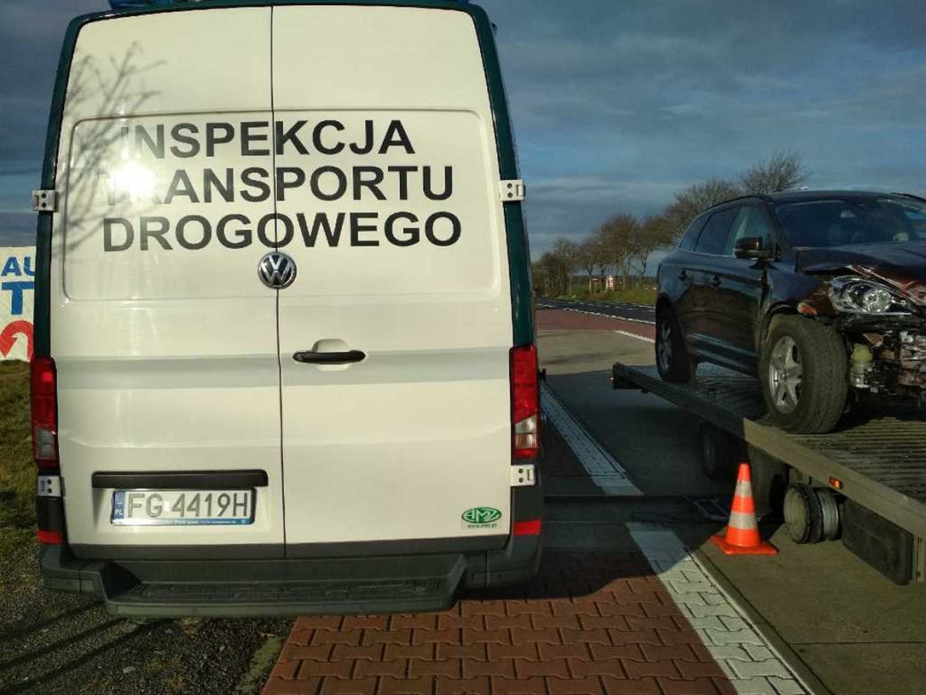 Jechał przeciążony i bez opony. Niebezpieczny transport wycofany przez ITD