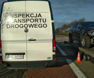 Jechał przeciążony i bez opony. Niebezpieczny transport wycofany przez ITD