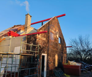 Dom Państwa Wysockich po pożarze - pierwsze prace to remont dachu