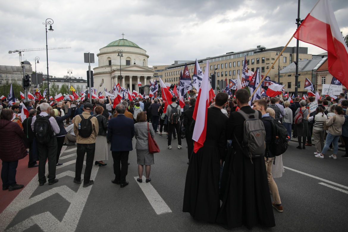 Tysiące ludzi wyszło na ulice Warszawy. Manifestujący wykrzykiwali hasła. Sprzeciwiają się atakom wymierzonym w małżeństwa