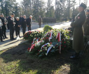 Grób Jana Olszewskiego w 1. rocznicę śmierci