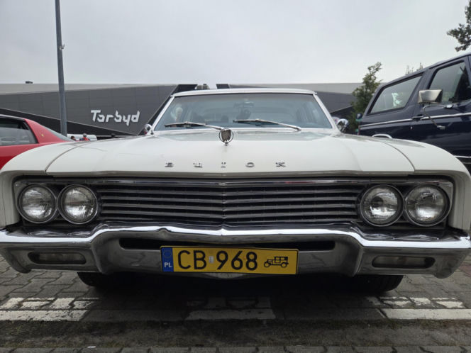 Prawdziwe motoryzacyjne perełki pod Torbydem! Bydgoskie Klasyki Nocą znów zachwyciły