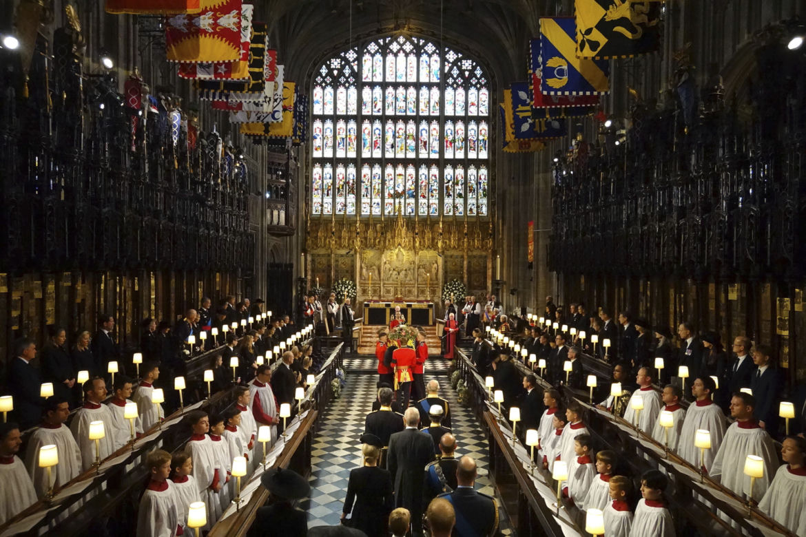 Trumna z ciałem Królowej przybyła do Westminsteru