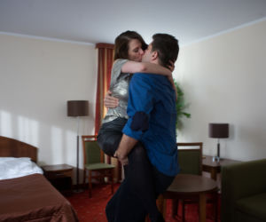 Na Wspólnej, odc. 2910. Mikołaj (Krzysztof Wieszczek), Roma (Julia Kamińska)