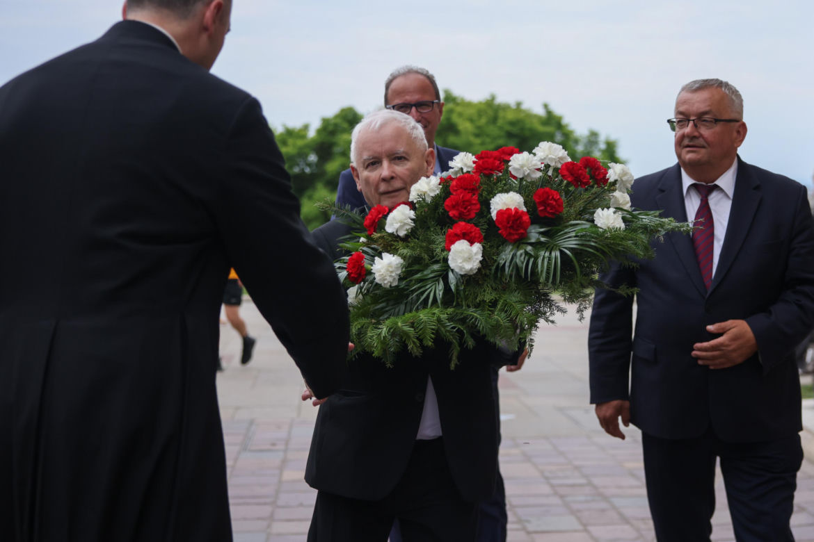 Jarosław Kaczyński odwiedził grób brata w dniu urodzin. Towarzyszyła mu rodzina [ZDJĘCIA]