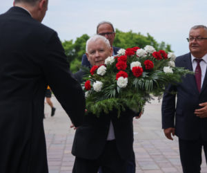 Jarosław Kaczyński odwiedził grób brata w dniu urodzin. Towarzyszyła mu rodzina [ZDJĘCIA]