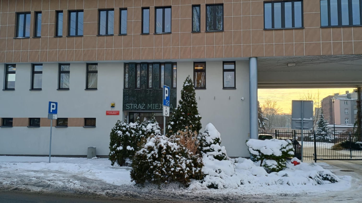 Nieodśnieżone miejsce parkingowe przed siedzibą Straży Miejskiej w Katowicach