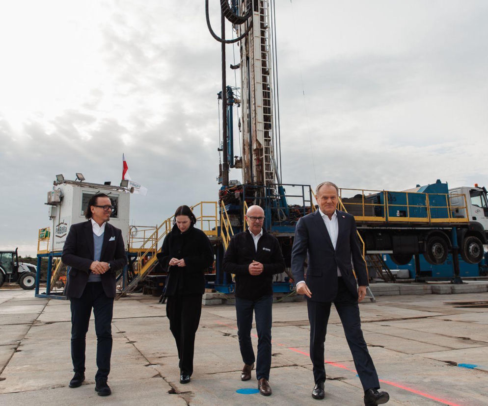 Premier Donald Tusk, prezes Zarządu KGHM Andrzej Szydło, minister Wojciech Balczun i wiceminister Eliza Zeidler podczas wizyty studyjnej w Retkowie