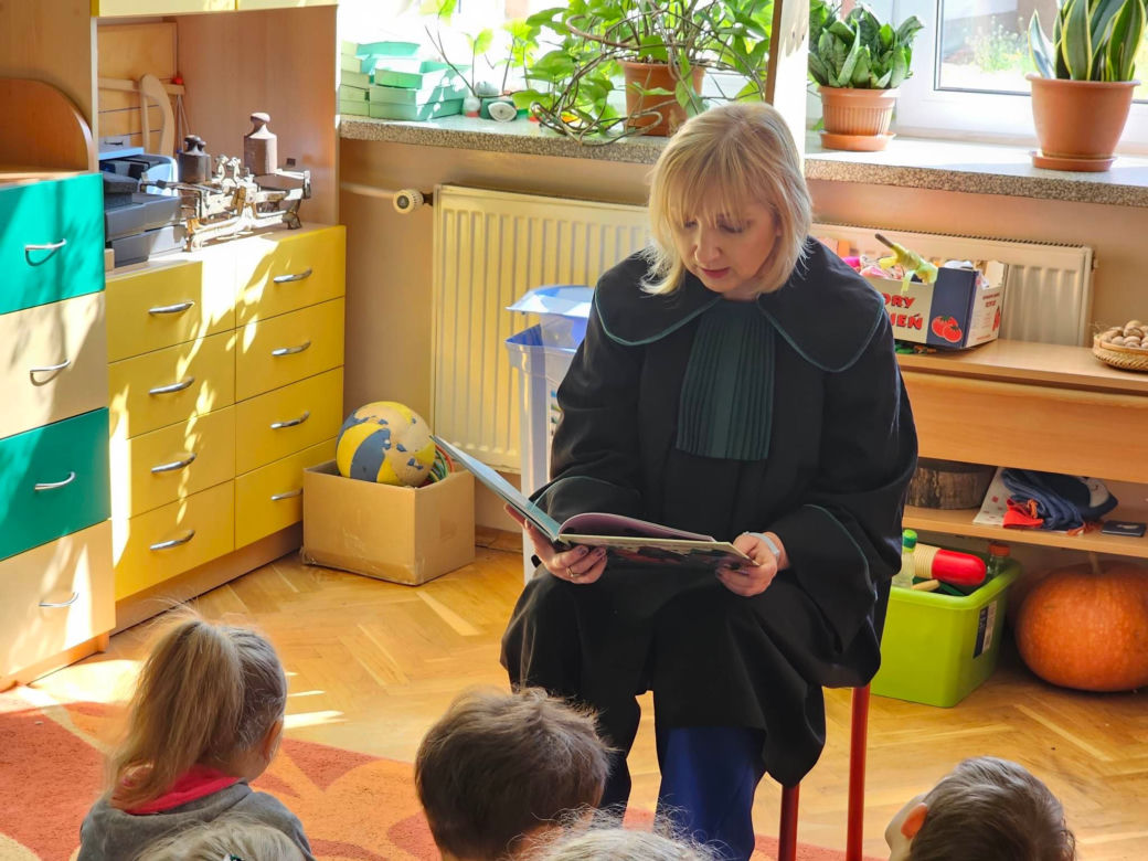 W szkołach czytają bajki o Misiu Adwokacie [GALERIA]