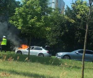 Płonący radiowóz na Szosie Lubickiej w Toruniu! [ZDJĘCIA]