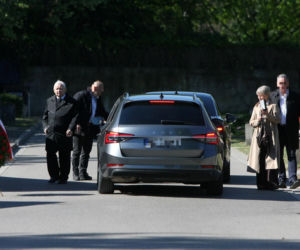Jarosław Kaczyński na cmentarzu nie był sam. Pewna kobieta nie odstępowała go na krok