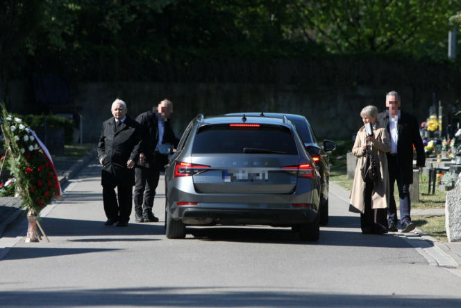 Jarosław Kaczyński na cmentarzu nie był sam. Pewna kobieta nie odstępowała go na krok
