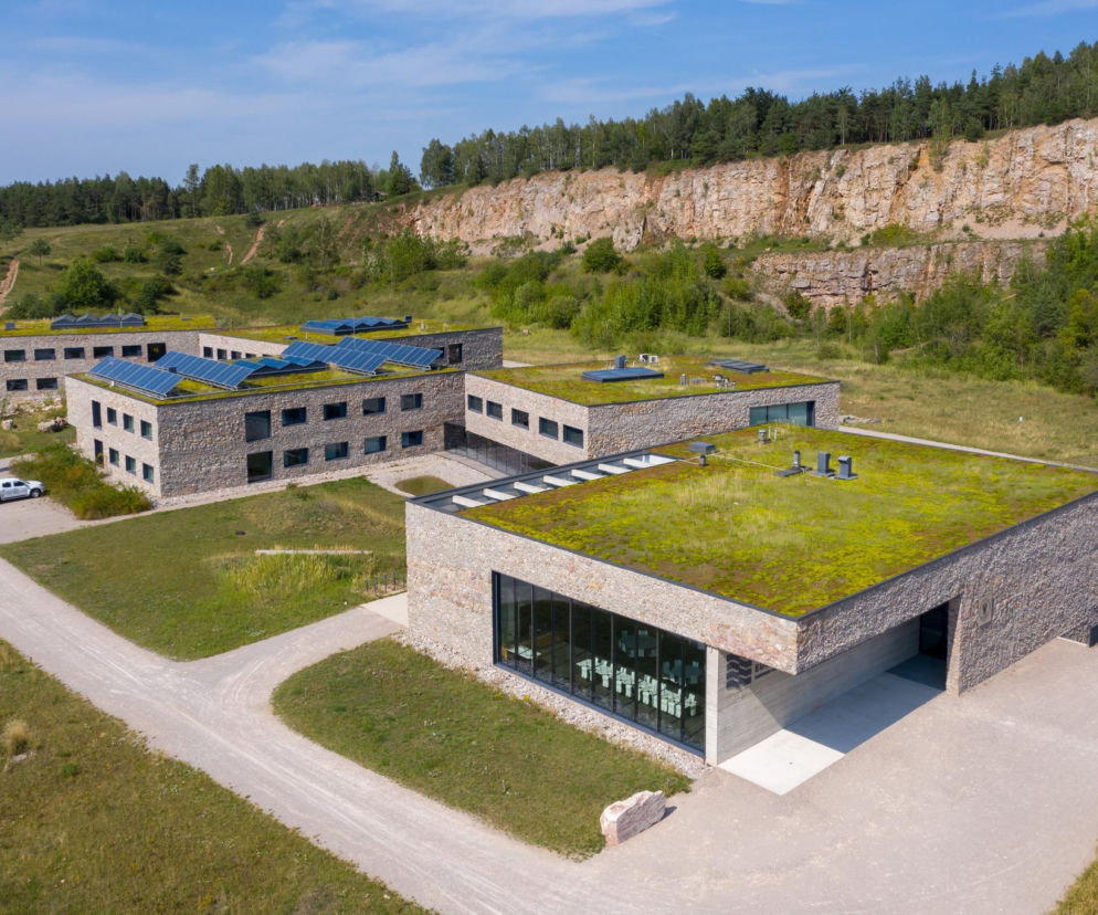 Nowoczesne budynki Centrum Edukacji Geologicznej w dawnym kamieniołomie. O tym miejscu czytaj w Eska Starachowice.