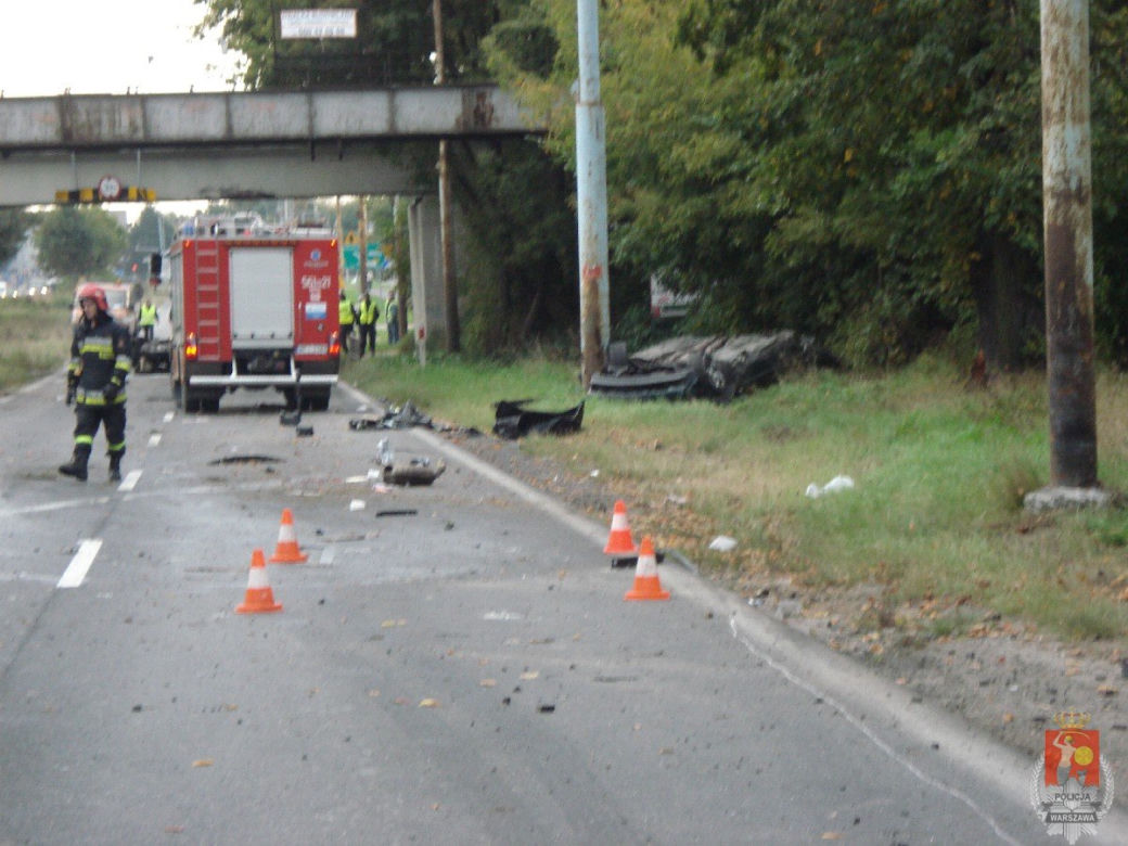 Wypadek w Piasecznie. BMW uderzyło w słup. 3 ofiary