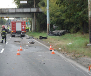 Wypadek w Piasecznie. BMW uderzyło w słup. 3 ofiary