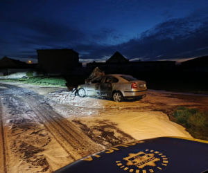 Auto przebiło betonową ścianę i wpadło do garażu. Groźna kolizja w Strzelcach Wielkich niedaleko Gostynia