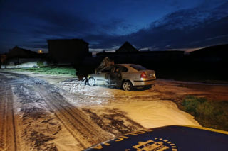 Auto przebiło betonową ścianę i wpadło do garażu. Groźna kolizja w Strzelcach Wielkich niedaleko Gostynia