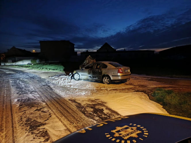 Auto przebiło betonową ścianę i wpadło do garażu. Groźna kolizja w Strzelcach Wielkich niedaleko Gostynia
