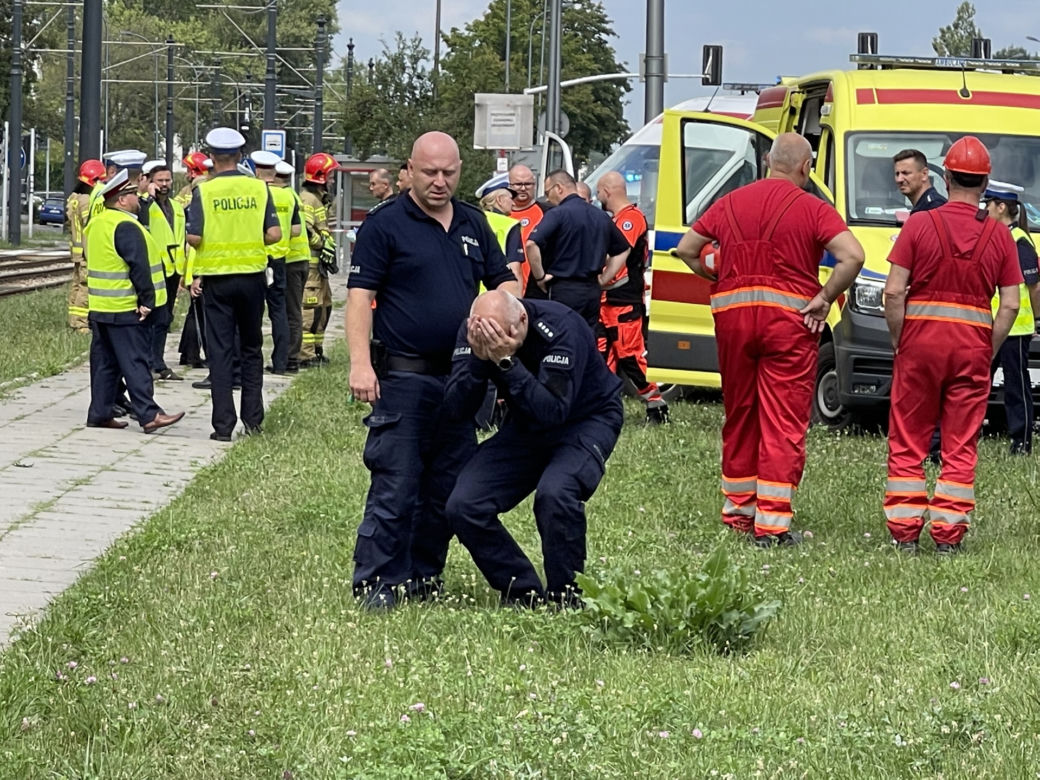Znicz i biała różyczka. Poruszający widok w miejscu śmierci czterolatka na ul. Jagiellońskiej