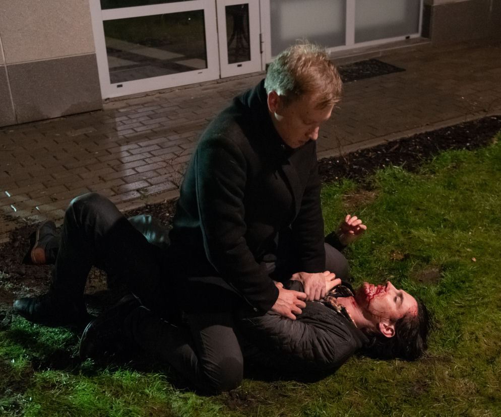 Na Wspólnej, odcinek 2830. Igor (Kuba Wesołowski), Adam (Karol Puciaty)