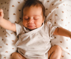 Niemowlę wygina się w łuk. Kiedy to zachowanie powinno niepokoić?