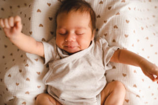 Niemowlę wygina się w łuk? Sprawdź, kiedy to zachowanie może być powodem do niepokoju