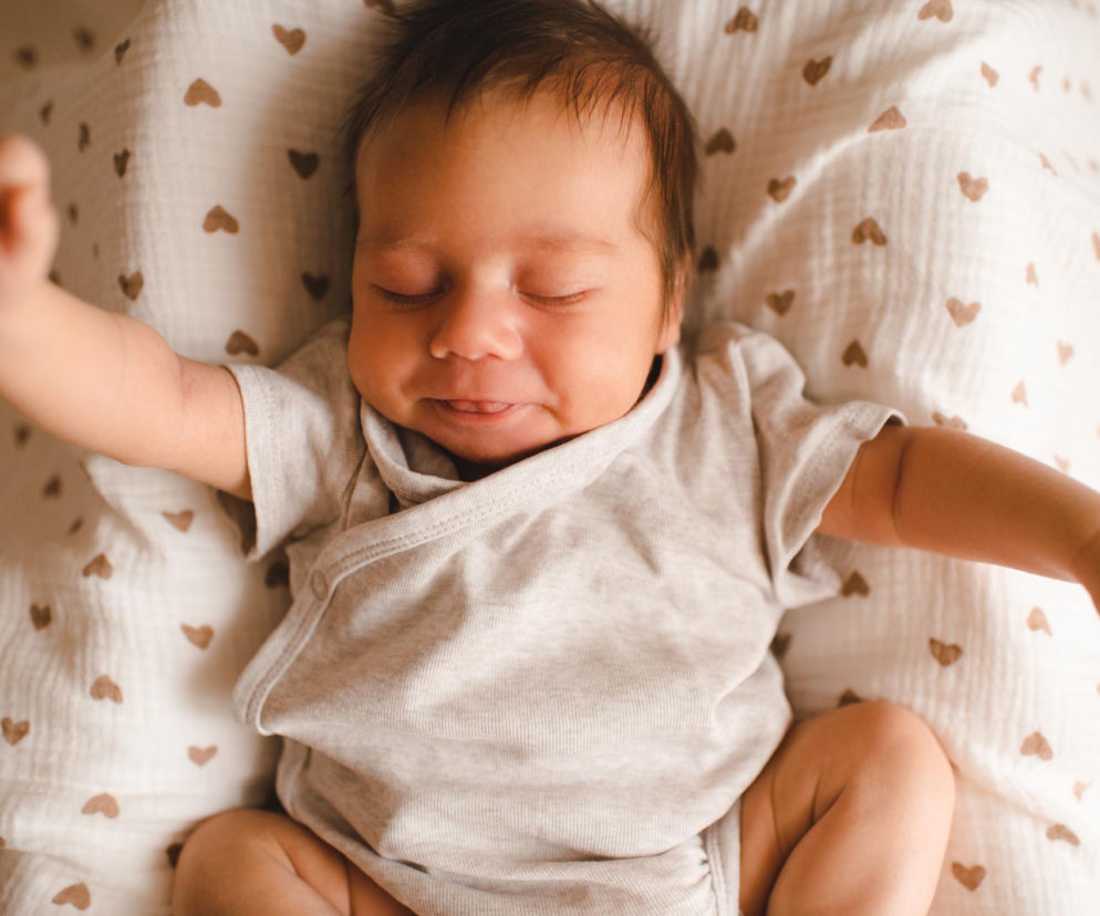 Niemowlę wygina się w łuk. Kiedy to zachowanie powinno niepokoić?