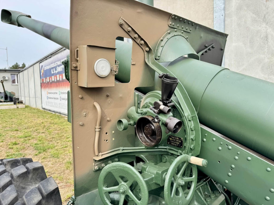 Kolejny militarny eksponat w Starachowicach. Przy strzelnicy stanęła potężna armata z 1936 roku