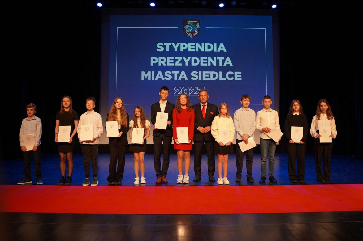 Stypendyści odebrali z rąk prezydenta Andrzeja Sitnika Listy Gratulacyjne