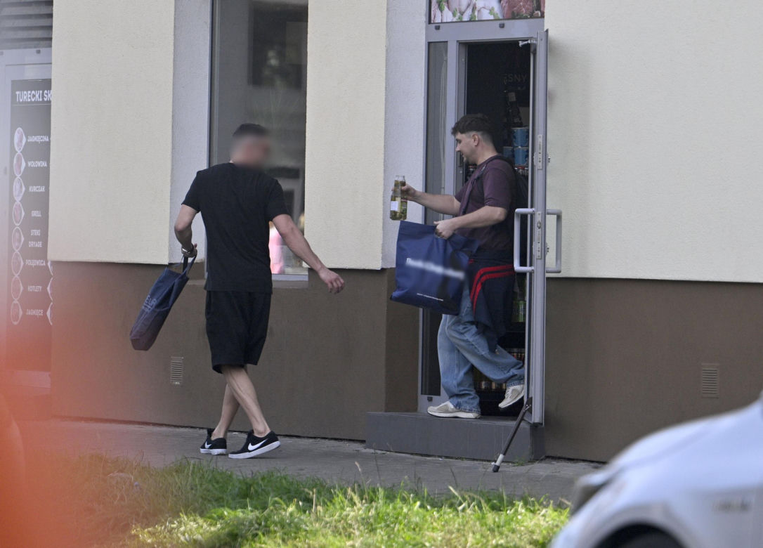 Daniel Martyniuk ładnie się bawi w Warszawie. Mamy fotki