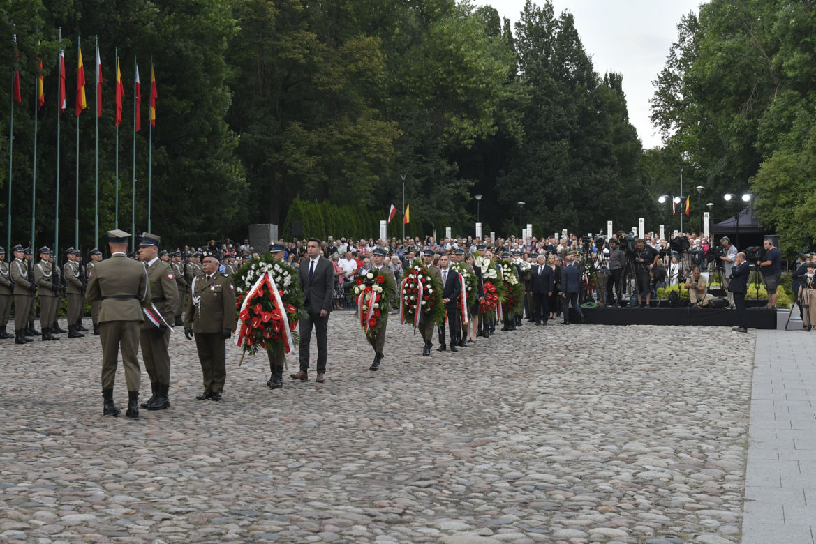 77. rocznica Powstania Warszawskiego. Wanda Traczyk Stawska przy pomniku Poległym Niepokonanym.