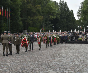 77. rocznica Powstania Warszawskiego. Wanda Traczyk Stawska przy pomniku Poległym Niepokonanym.