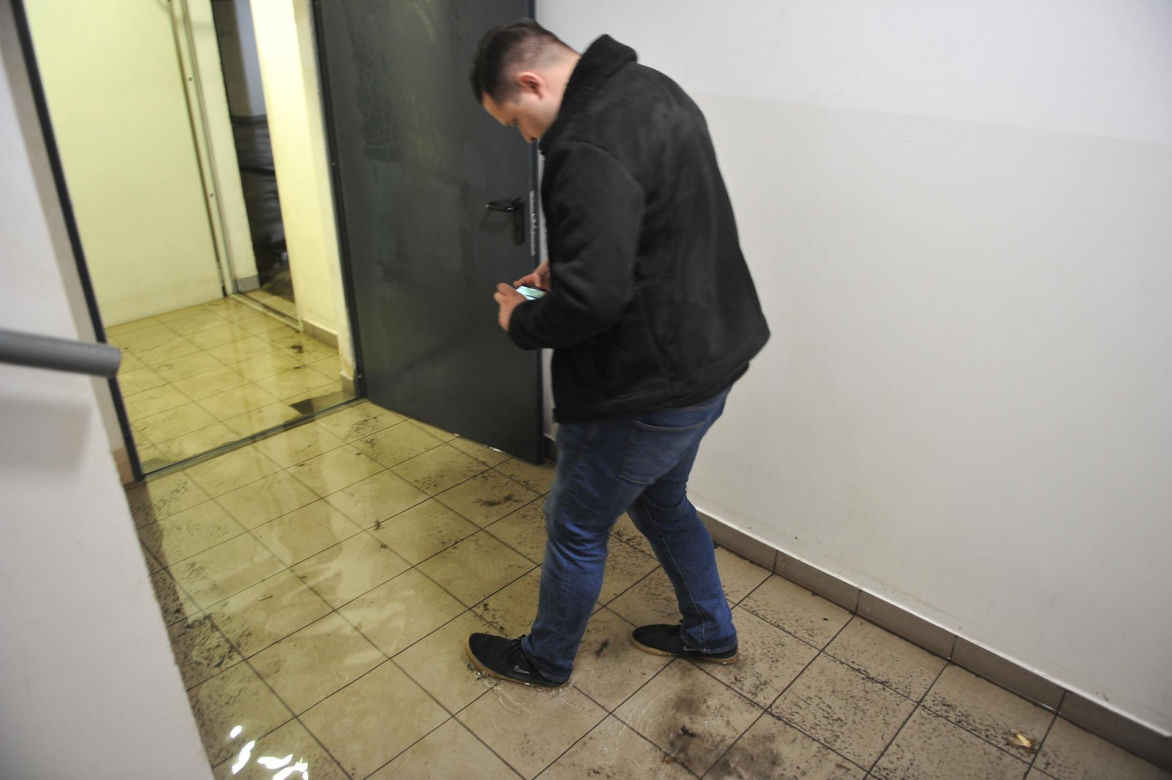 Zalany garaż przy Ząbkowskiej. Mieszkańcy mają dość problemu, który ciągle powraca 