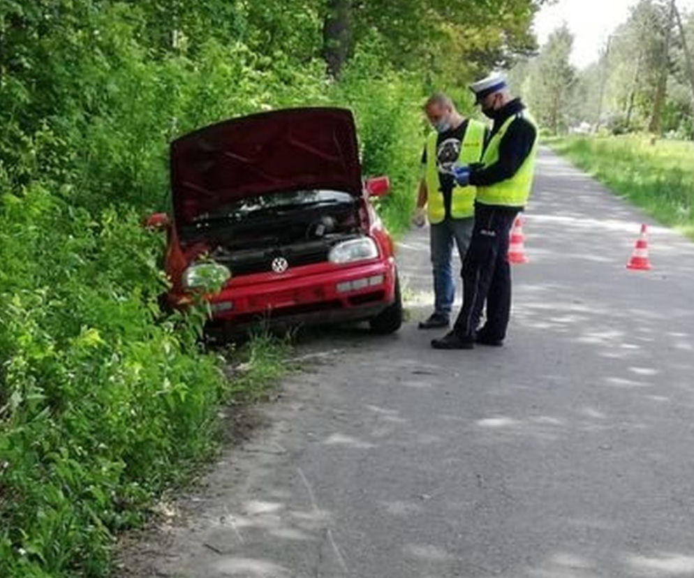 Bełcząc: PRZERAŻAJĄCY wypadek. Kierowca WYPADŁ z auta. 40-latek ZGINĄŁ na miejscu