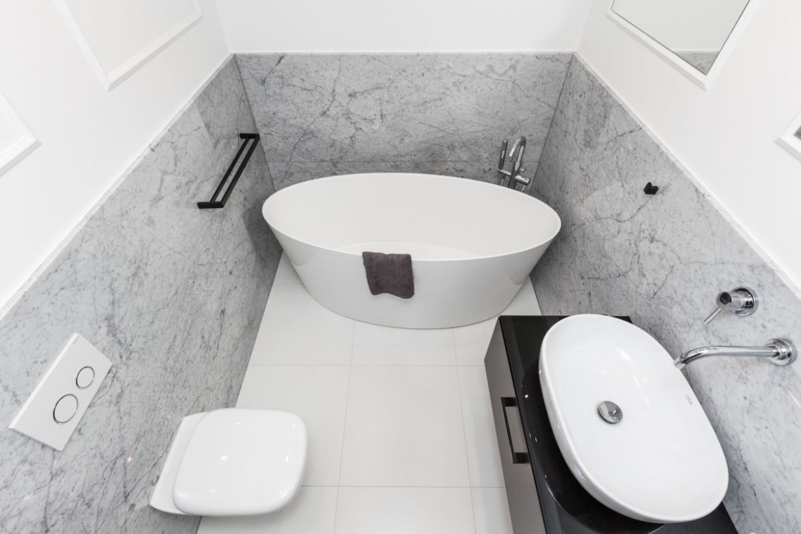 Nowoczesna aranżacja wnętrza: apartament w starych murach