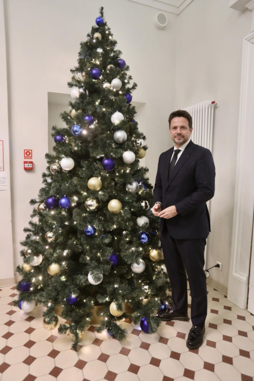 Prezydent Rafał Trzaskowski przy choince