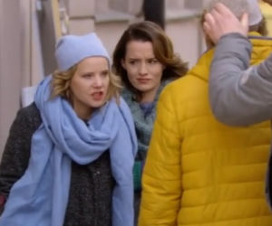 O mnie się nie martw 2 sezon odc. 13. Krzysiek Małecki (Paweł Domagała), Iga (Joanna Kulig), Ewa (Katarzyna Maciąg)