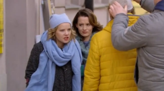 O mnie się nie martw 2 sezon odc. 13. Krzysiek Małecki (Paweł Domagała), Iga (Joanna Kulig), Ewa (Katarzyna Maciąg)