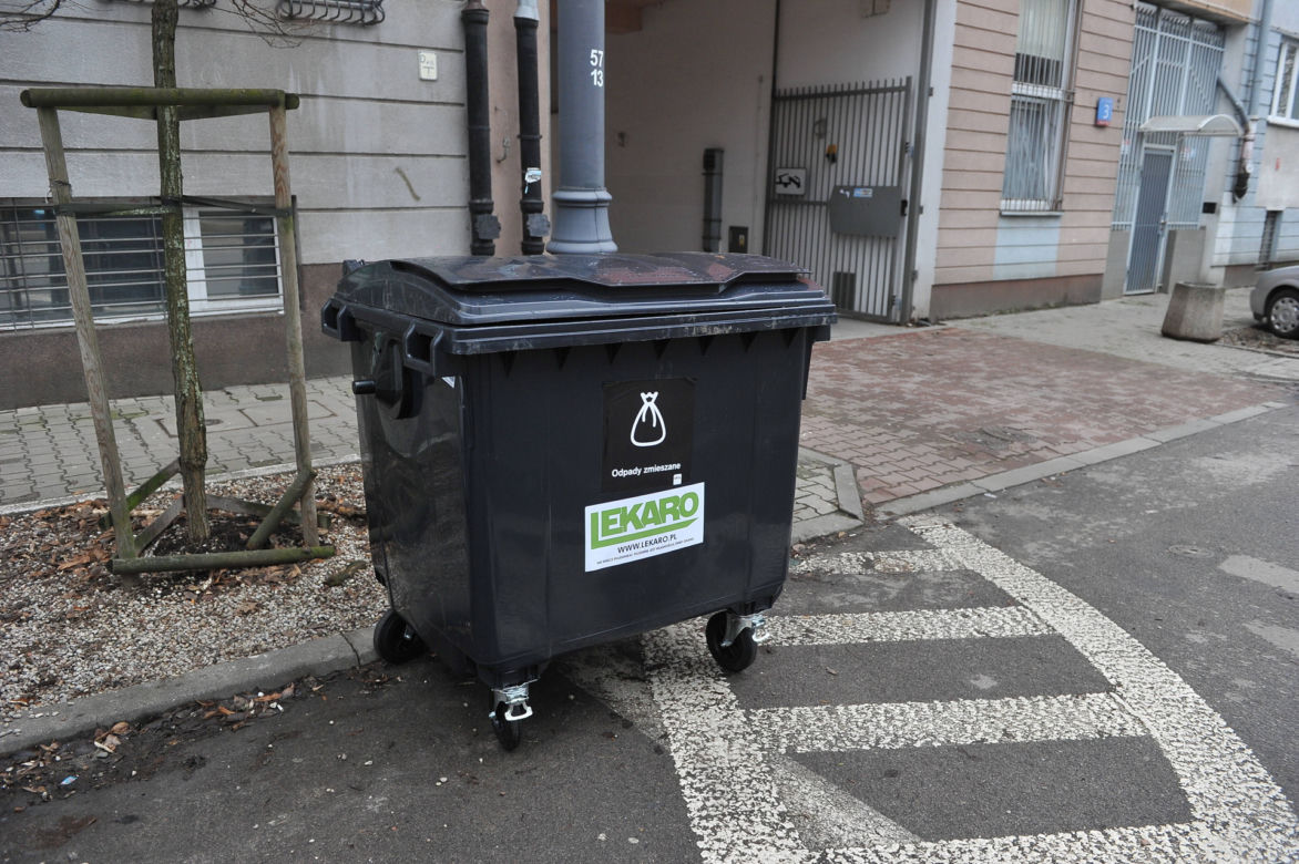  Śmieciowy absurd przy Czynszowej. Nie ma miejsca na altanę śmietnikową 