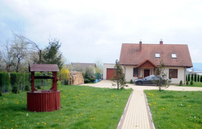 Rodzice ZAGŁODZILI dziecko! Wychowywali je zgodnie z naturą...
