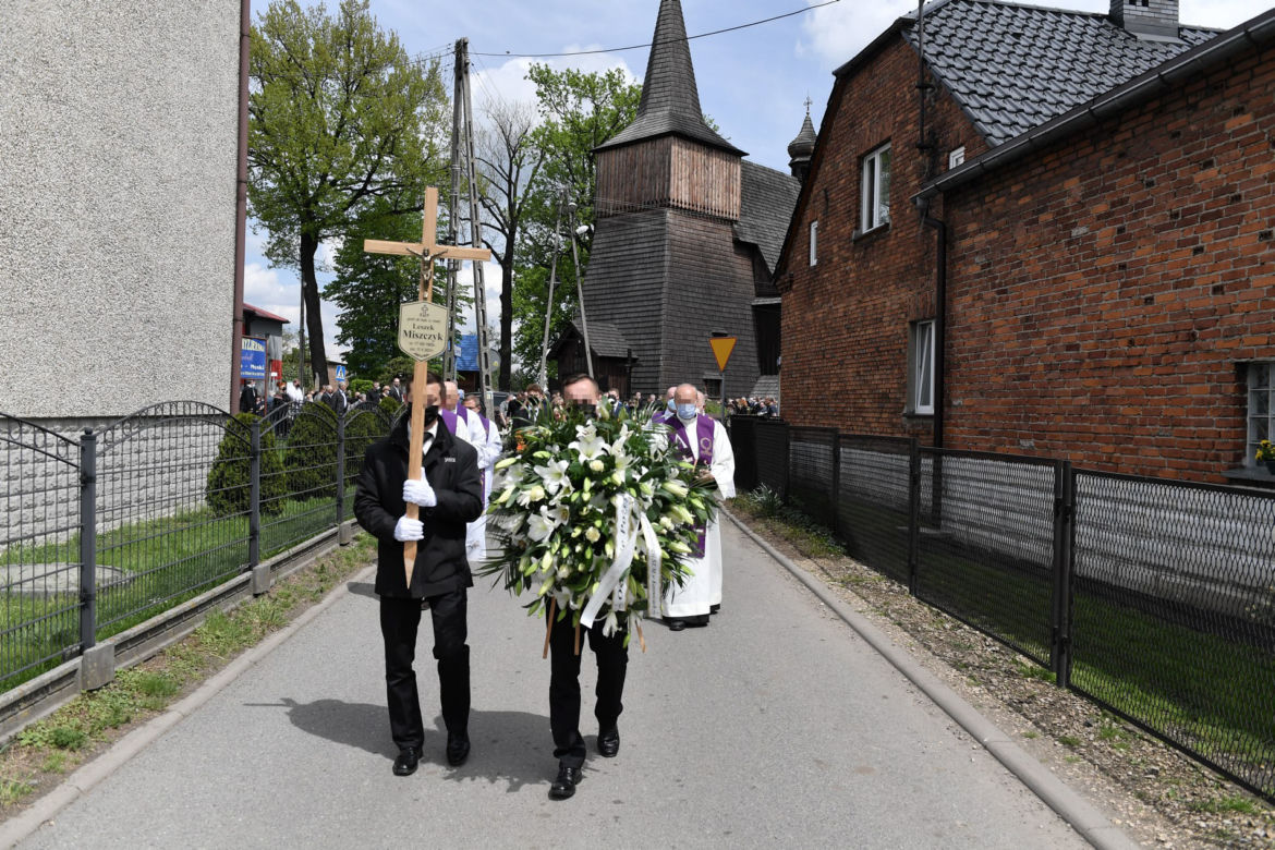 Pogrzeb prof. Leszka Miszczyka. Grób wybitnego lekarza utonął w kwiatach 