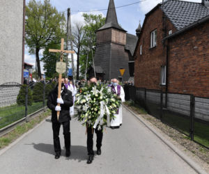 Pogrzeb prof. Leszka Miszczyka. Grób wybitnego lekarza utonął w kwiatach 