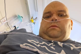 Taksówkarz i aktor z „Pitbulla” w szpitalu. Walczy o powrót do zdrowia. „Ludzie umierali obok mnie”