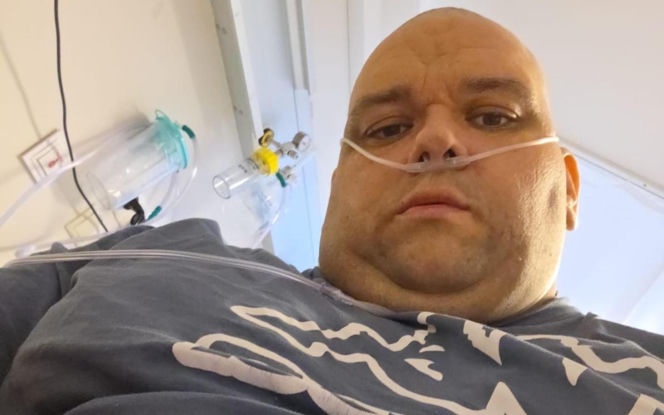 Taksówkarz i aktor z „Pitbulla” w szpitalu. Walczy o powrót do zdrowia. „Ludzie umierali obok mnie”