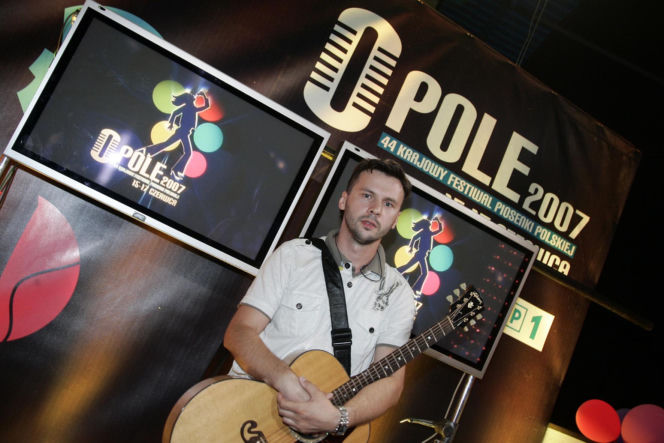 "Siłacza" śpiewała cała Polska, potem zniknął. Co po 20 latach porabia Marcin Rozynek?