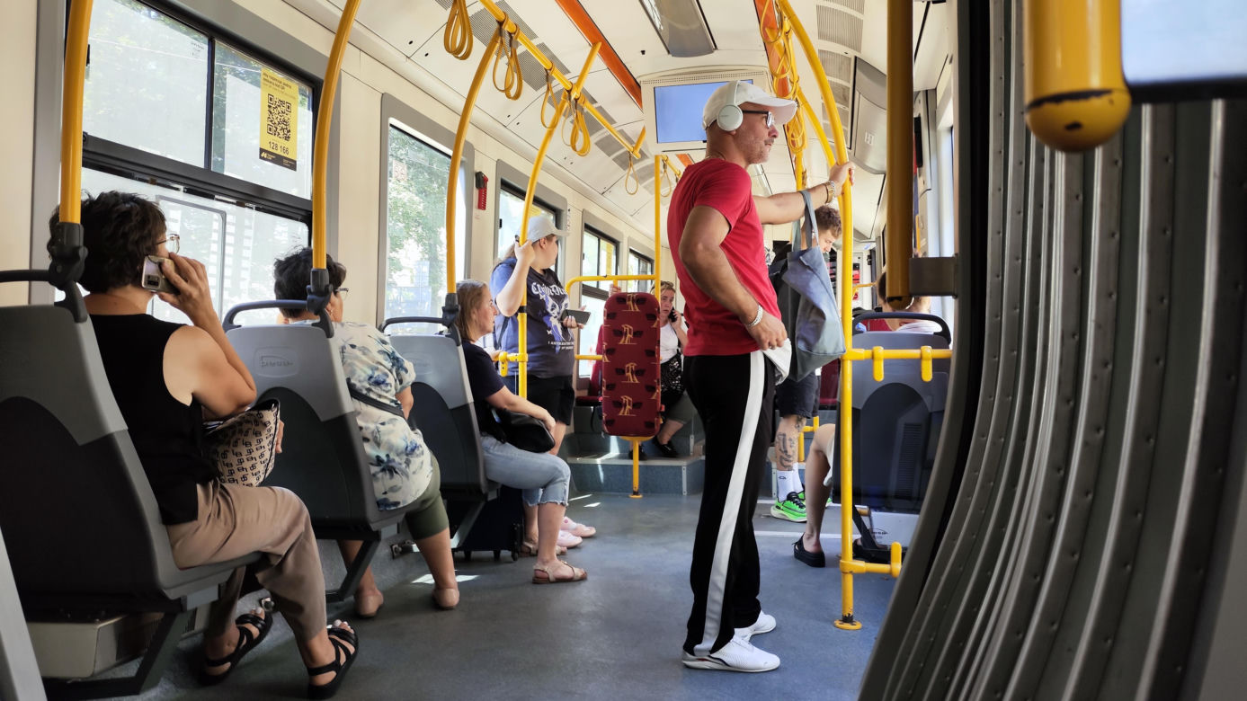 Katowice jak patelnia. Obowiązuje ruch cieniostronny. Nawet gołębie chowają się w cieniu