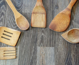 Tego z drewnianymi łyżkami w kuchni nikt nie robi. Zanurz w tym łopatki, a wyssie z nich tłuszcz i niewidzialny brud. Mycie drewnianych łyżek 