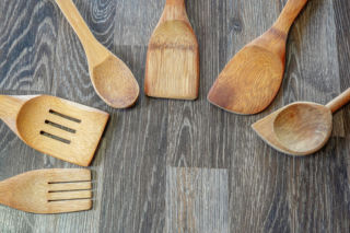 Tego z drewnianymi łyżkami w kuchni nikt nie robi. Zanurz w tym łopatki, a wyssie z nich tłuszcz i niewidzialny brud. Mycie drewnianych łyżek 