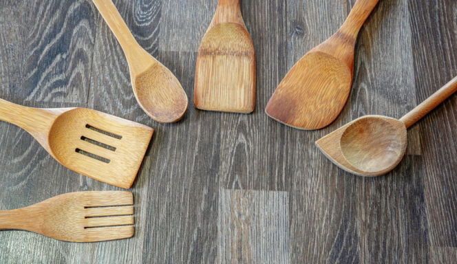 Tego z drewnianymi łyżkami w kuchni nikt nie robi. Zanurz w tym łopatki, a wyssie z nich tłuszcz i niewidzialny brud. Mycie drewnianych łyżek 