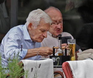 Premier Jerzy Buzek chłodzi się piwkiem